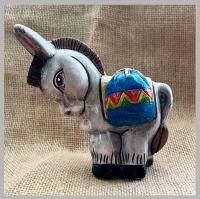 Ослик белый с фиолетовым мешком сувениры Фигурки