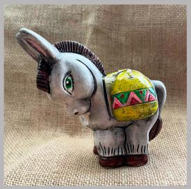 Ослик белый с желтым мешком сувениры Лель