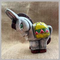 Ослик белый с желтым мешком сувениры Фигурки